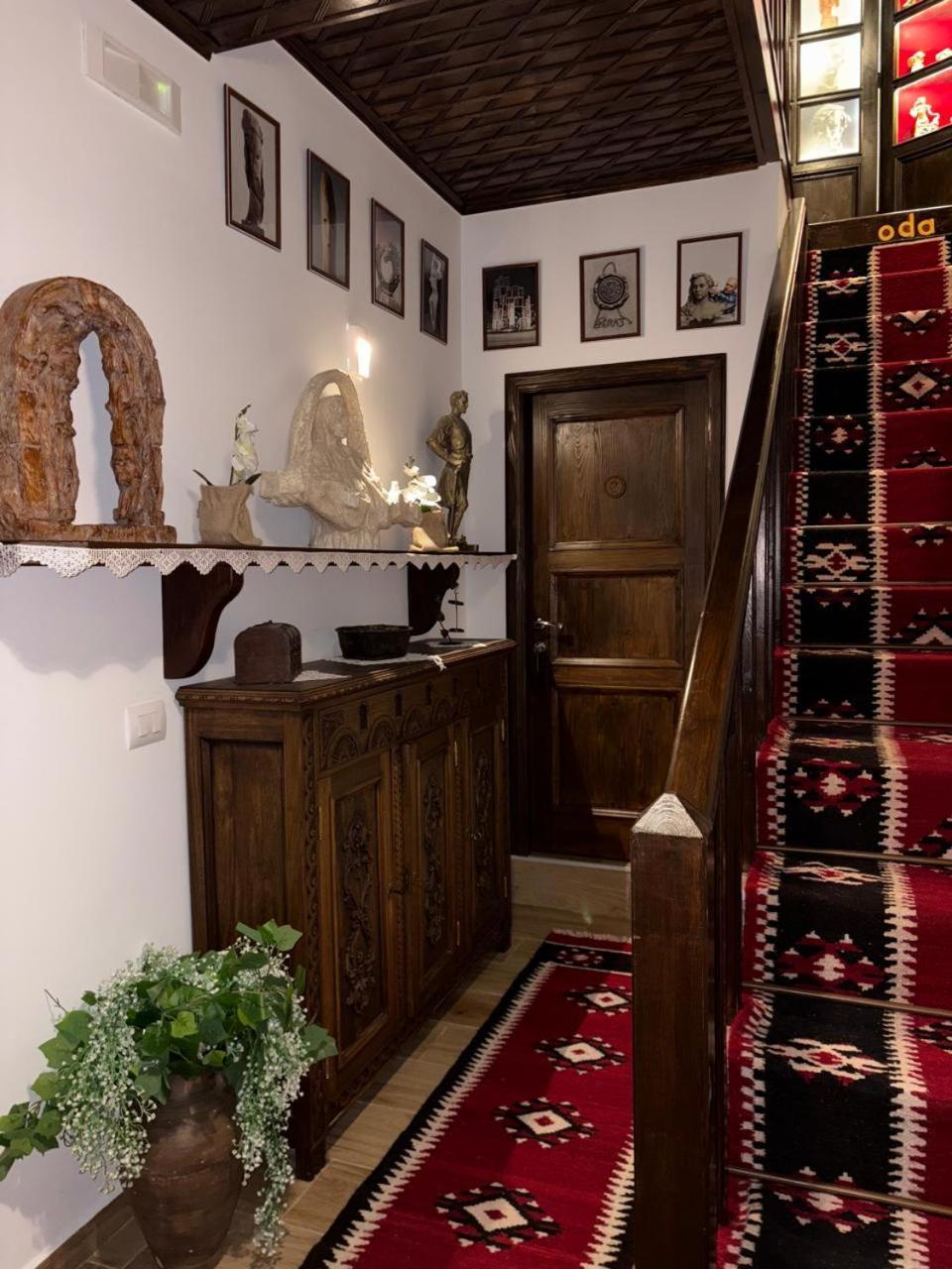 Oda E Skulptorit-Unesco Quarter Берат Екстериор снимка