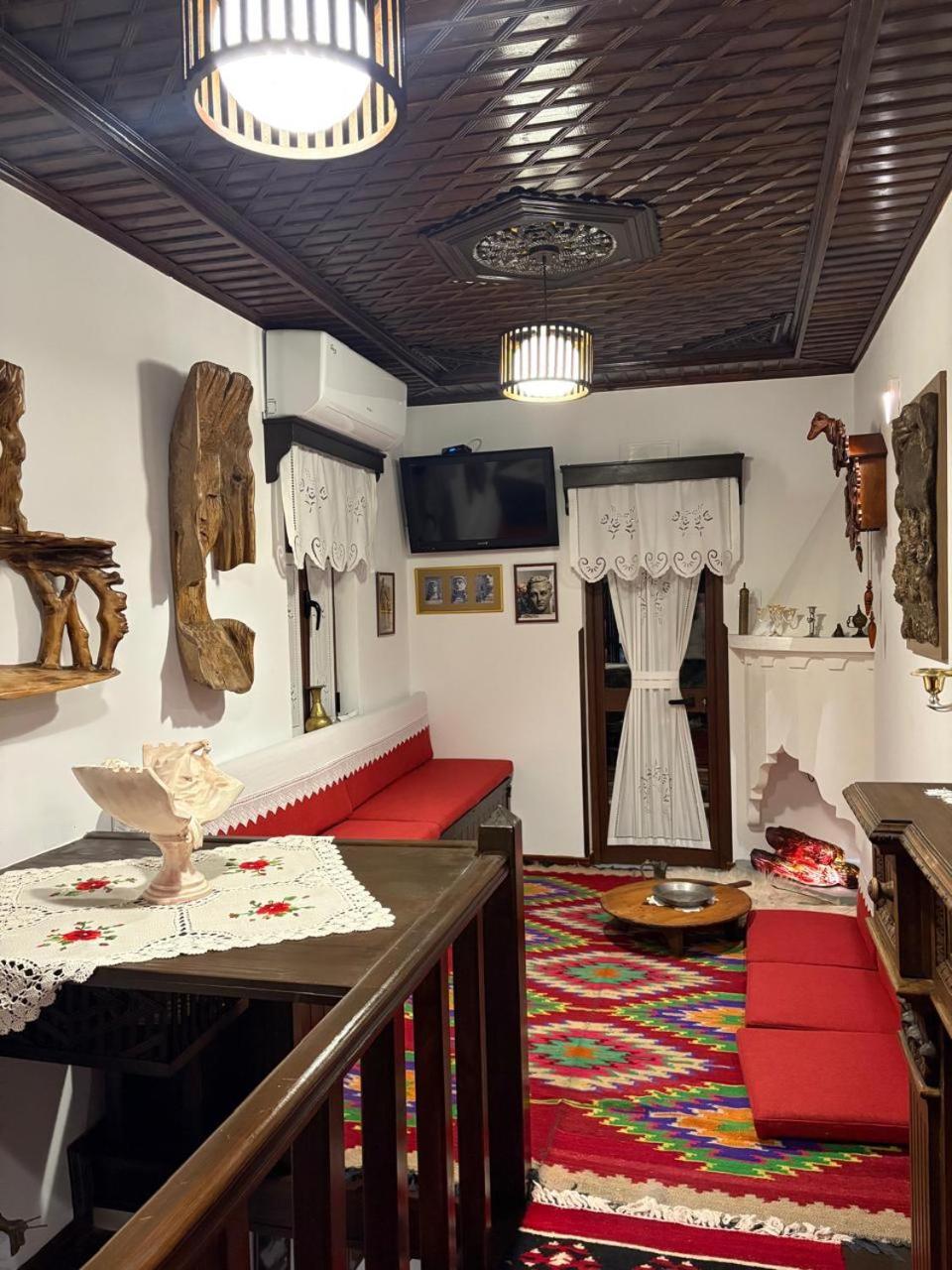 Oda E Skulptorit-Unesco Quarter Берат Екстериор снимка