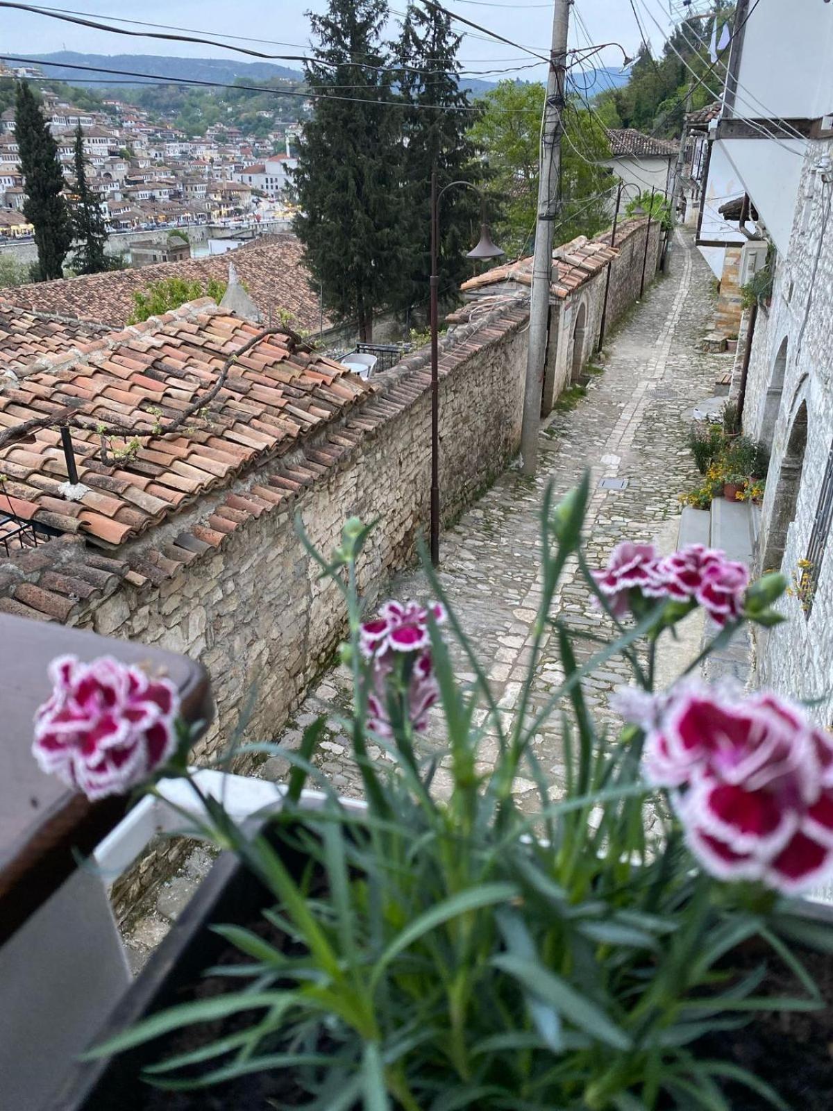 Oda E Skulptorit-Unesco Quarter Берат Екстериор снимка
