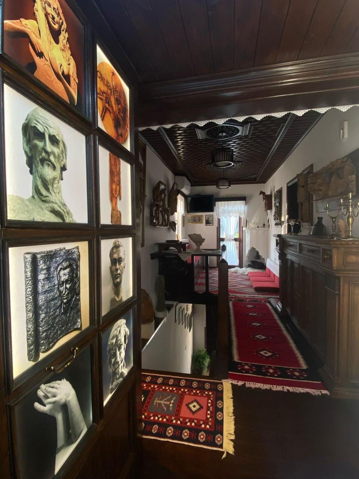 Oda E Skulptorit-Unesco Quarter Берат Екстериор снимка